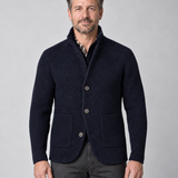 Veste homme bleu marine en maille texturée, col montant, trois boutons et poches plaquées, vue de face cadrée.