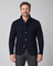Veste homme bleu marine en maille texturée, col montant, trois boutons et poches plaquées, vue de face cadrée.