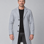 Manteau homme gris clair à revers crantés et trois boutons noirs, vue de face cadrée