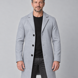 Manteau homme gris clair à revers crantés et trois boutons noirs, vue de face cadrée
