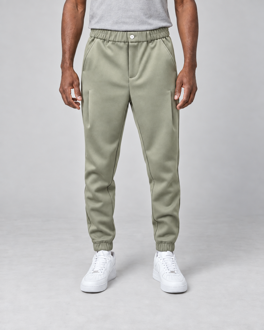 Pantalon vert clair pour homme, vue de face recadrée, avec taille et chevilles élastiquées et poches latérales