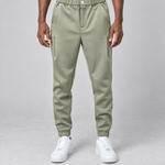 Pantalon vert clair pour homme, vue de face recadrée, avec taille et chevilles élastiquées et poches latérales