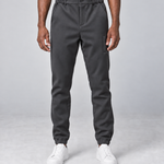 Pantalon gris foncé pour homme, vue de face, avec taille et chevilles élastiquées et poches latérales