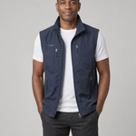 Homme portant un gilet sans manches bleu marine ouvert, vue de face, avec col montant et poches zippées.