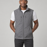 Homme portant un gilet gris zippé sans manches, avec col montant et quatre poches zippées, vue de face.