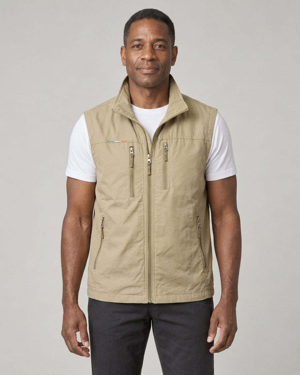 Gilet sans manches kaki zippé pour homme, avec quatre poches zippées, vue de face cadrée.