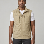 Gilet sans manches kaki zippé pour homme, avec quatre poches zippées, vue de face cadrée.