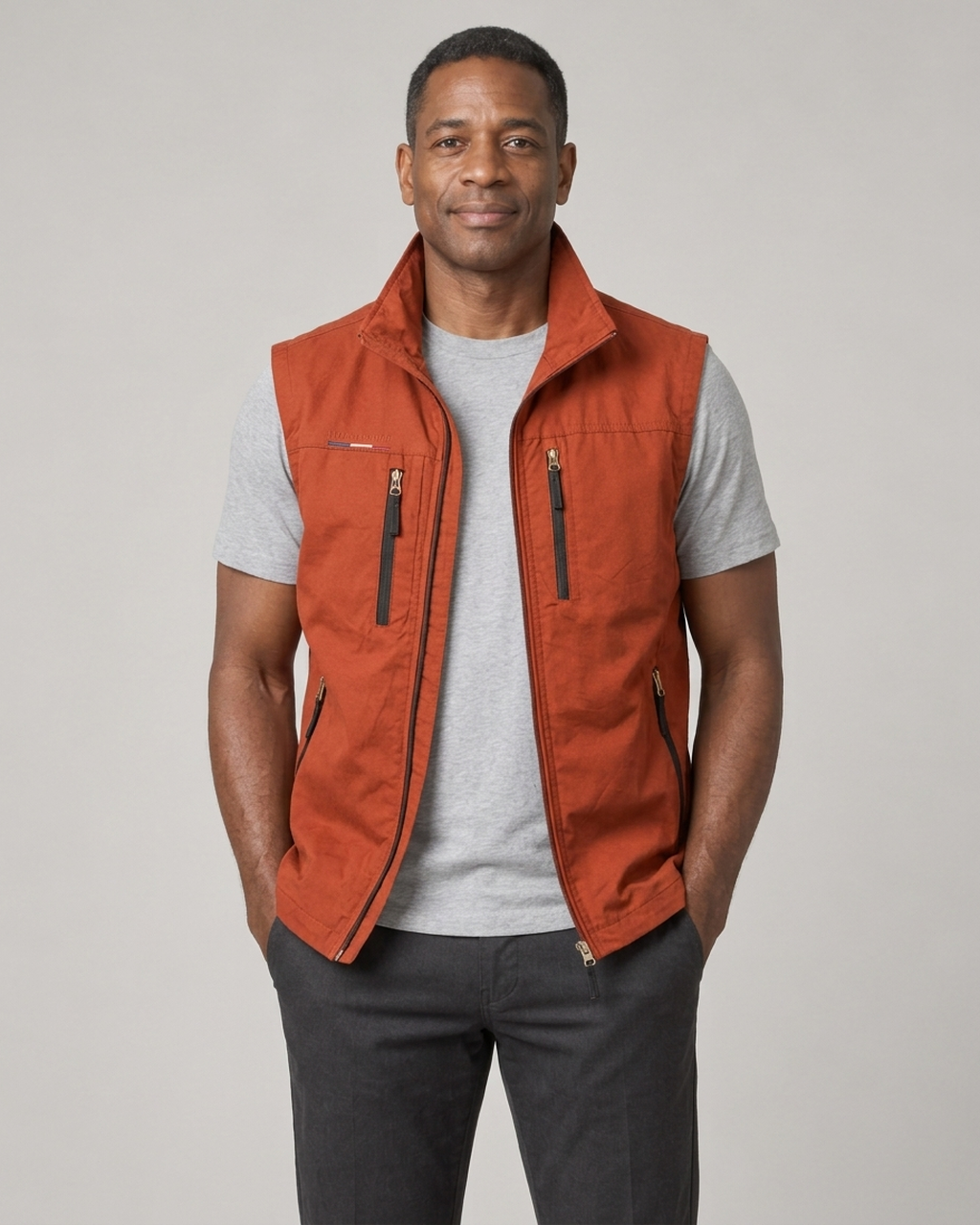 Homme portant un gilet sans manches rouge brique ouvert, vue de face cadrée