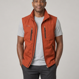 Homme portant un gilet sans manches rouge brique ouvert, vue de face cadrée