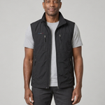 Homme portant un gilet sans manches noir ouvert, vue de face, avec col montant et poches zippées.