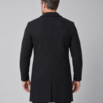 Homme vu de dos portant un manteau noir mi-long à col rabattu