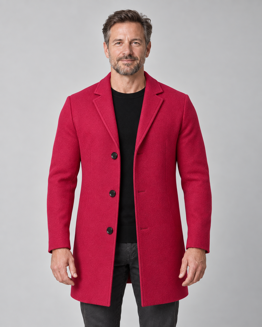 Homme portant un manteau rouge à revers et boutons noirs, vue de face cadrée à mi-cuisses