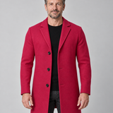 Homme portant un manteau rouge à revers et boutons noirs, vue de face cadrée à mi-cuisses