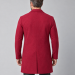 Homme portant un manteau rouge à manches longues, vue de dos cadrée de la tête aux cuisses.