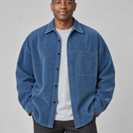 Veste-chemise bleue à fines rayures, vue de face recadrée, avec boutons noirs, col et poche poitrine.