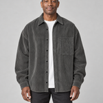 Veste-chemise gris foncé boutonnée, vue de face cadrée, avec col et poche poitrine plaquée