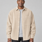 Veste-chemise homme kaki clair texturée, ouverte, avec boutons et poche poitrine, vue de face cadrée à mi-cuisses.
