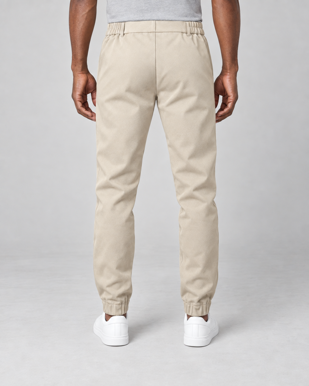 Pantalon beige pour homme porté de dos, avec taille et chevilles élastiquées