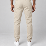 Pantalon beige pour homme porté de dos, avec taille et chevilles élastiquées