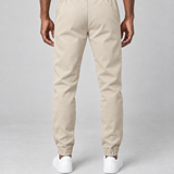 Pantalon beige pour homme porté de dos, avec taille et chevilles élastiquées