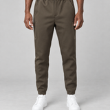 Pantalon marron à taille élastiquée, poches latérales et bas resserrés, vue de face recadrée