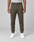 Pantalon marron à taille élastiquée, poches latérales et bas resserrés, vue de face recadrée