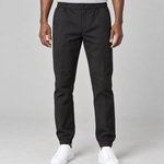 Pantalon noir à taille et chevilles élastiquées, vue de face cadrée sur le bas du corps