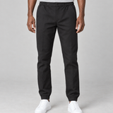 Pantalon noir à taille et chevilles élastiquées, vue de face cadrée sur le bas du corps