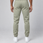 Vue arrière d’un pantalon vert clair à taille et chevilles élastiquées, porté par un mannequin.