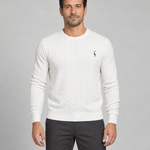 Pull blanc à torsades et col rond pour homme, vu de face, avec petit motif sombre sur la poitrine.