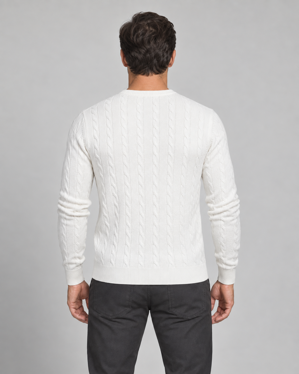 Pull blanc à torsades et manches longues, présenté de dos sur un mannequin homme.