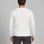 Pull blanc à torsades et manches longues, présenté de dos sur un mannequin homme.