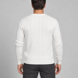 Pull blanc à torsades et manches longues, présenté de dos sur un mannequin homme.