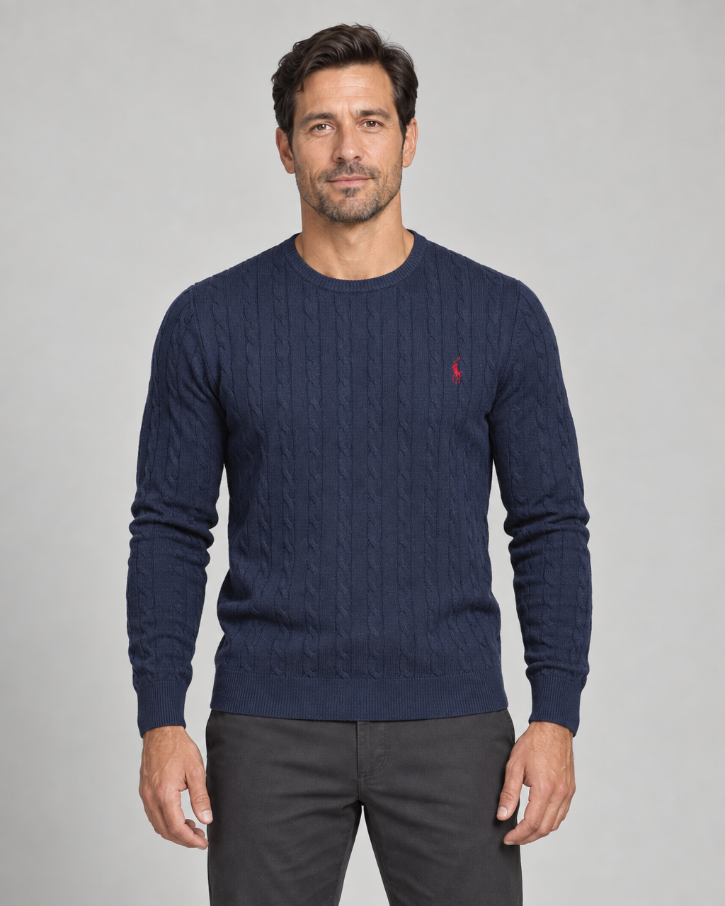 Homme portant un pull bleu foncé à torsades et col rond, vue de face cadrée