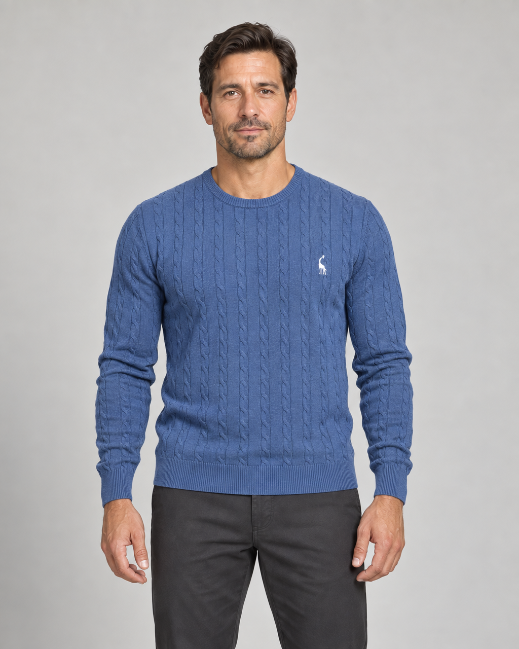 Homme de face portant un pull bleu à col rond, manches longues et motif torsadé vertical.