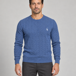 Homme de face portant un pull bleu à col rond, manches longues et motif torsadé vertical.