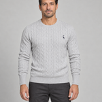 Pull homme gris clair à torsades et col rond, présenté de face en cadrage rapproché