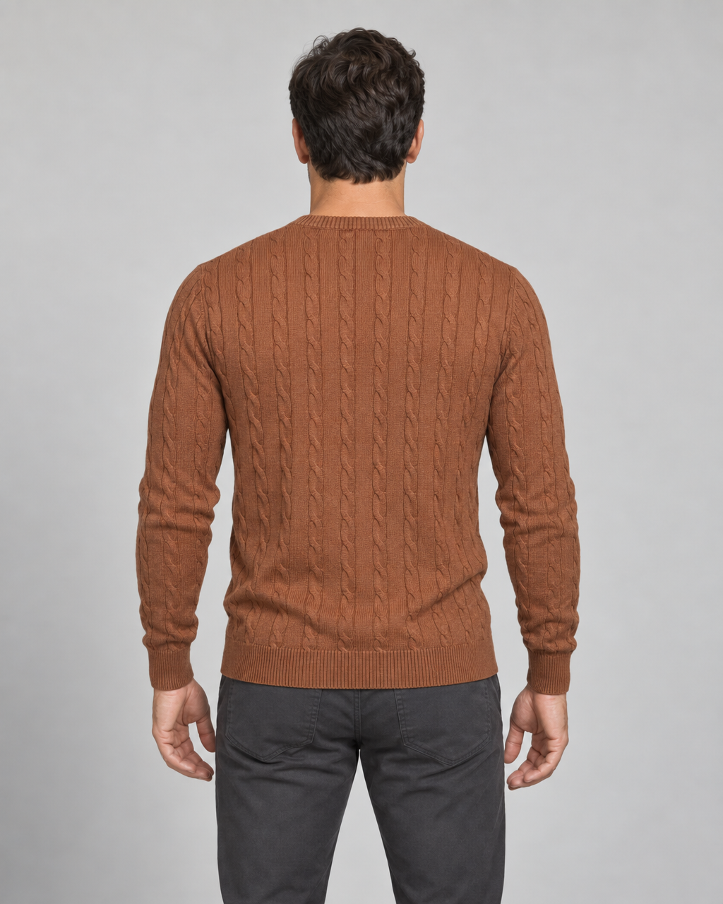 Vue de dos d’un homme portant un pull marron à col rond, manches longues et motif torsadé.