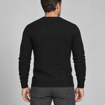 Vue de dos d’un pull noir à col rond et manches longues, avec motif torsadé vertical.