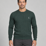 Homme de face portant un pull vert foncé à col rond et motif torsadé, vue cadrée de face.
