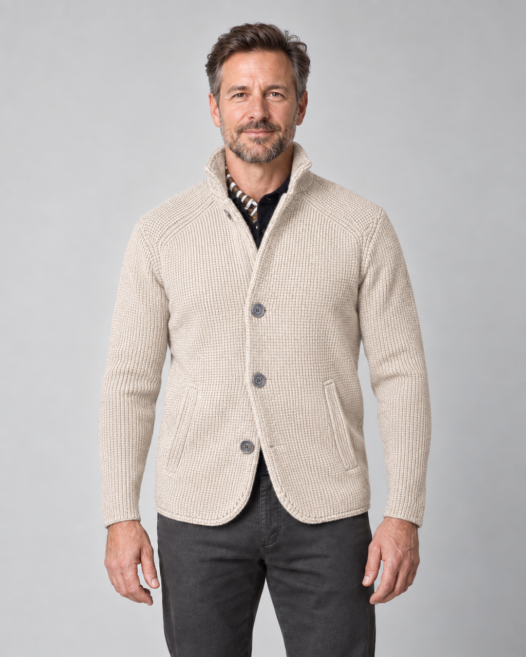 Veste beige texturée à col montant, trois boutons et poches plaquées, portée par un homme, vue de face recadrée