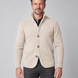 Veste beige texturée à col montant, trois boutons et poches plaquées, portée par un homme, vue de face recadrée