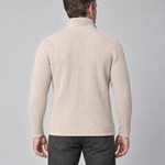 Homme portant une veste beige texturée à col montant, vue de dos cadrée à mi-cuisses.