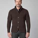 Veste marron en maille à col montant et trois boutons, vue de face, portée par un homme.
