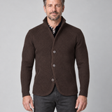 Veste marron en maille à col montant et trois boutons, vue de face, portée par un homme.