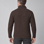 Homme de dos portant une veste en maille marron à col montant, cadrée de la tête aux cuisses.