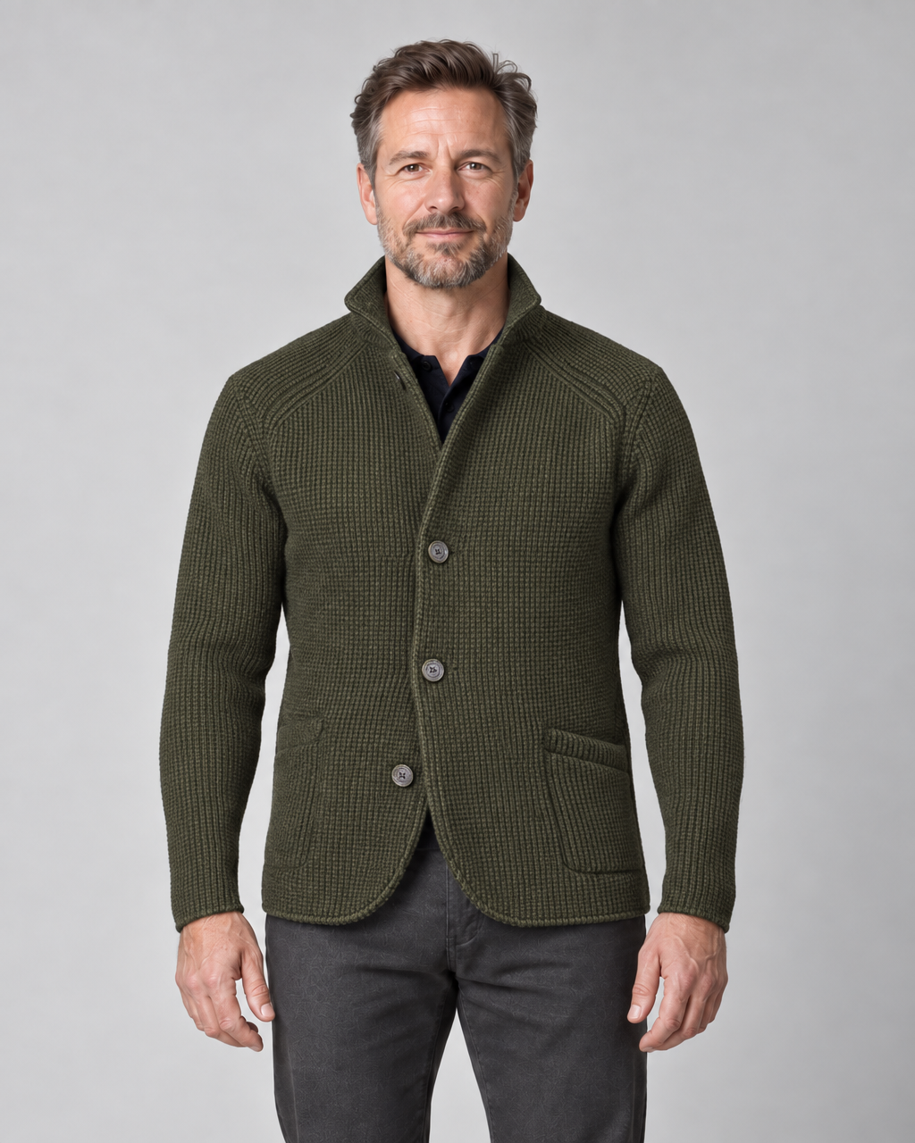 Veste en maille vert foncé pour homme, vue de face, avec col montant, trois boutons et poches plaquées.