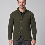 Veste en maille vert foncé pour homme, vue de face, avec col montant, trois boutons et poches plaquées.