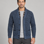 Vue de face recadrée d’un homme portant un cardigan bleu chiné à col châle, boutons noirs et poches.