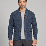 Vue de face recadrée d’un homme portant un cardigan bleu chiné à col châle, boutons noirs et poches.